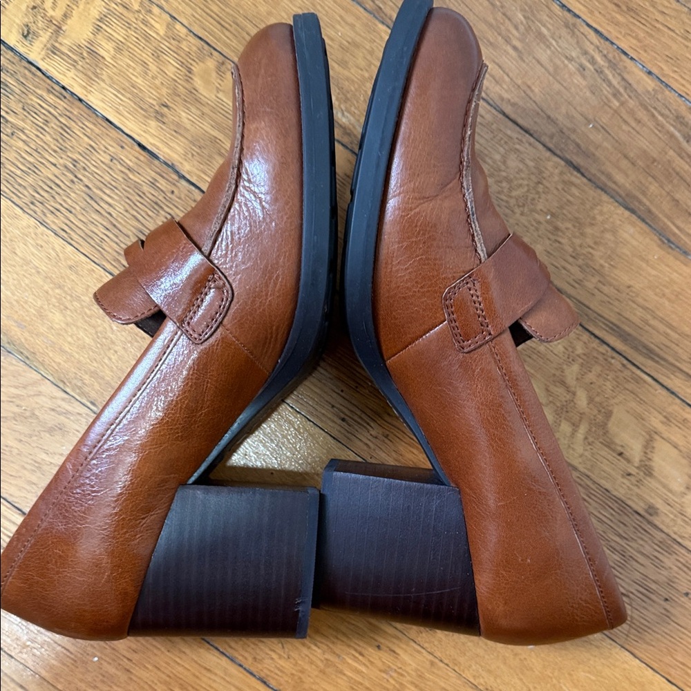 Almost new heeled penny loafer